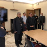 Il cardinale Semeraro e il vescovo eletto Viva nella curia diocesana