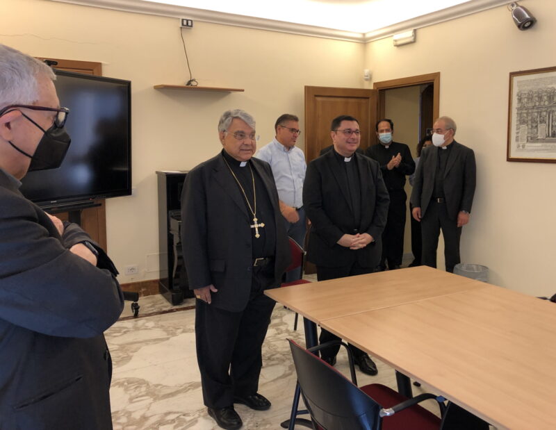 Il cardinale Semeraro e il vescovo eletto Viva nella curia diocesana